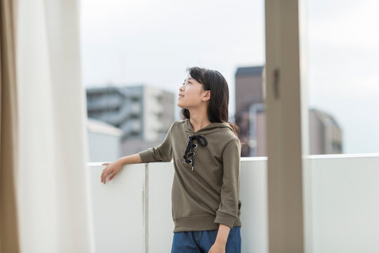 バルコニーで笑顔の女の子