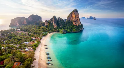 Crédence de cuisine en verre imprimé Railay Beach, Krabi, Thaïlande Panoramic aerial view of the beautiful Railay beach, Krabi, Thailand, lush rain forest and emerald sea during morning sunrise without people
