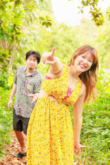 Fototapeta premium はしゃぐ女の子と振り回される男の子