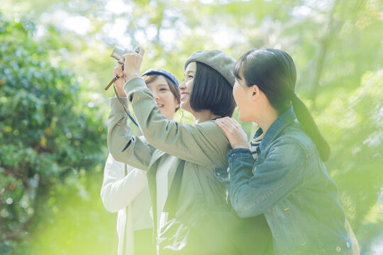 カメラを撮影をする若い女性