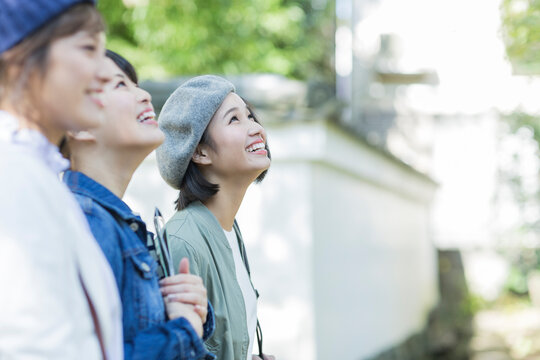 笑顔の3人の女性