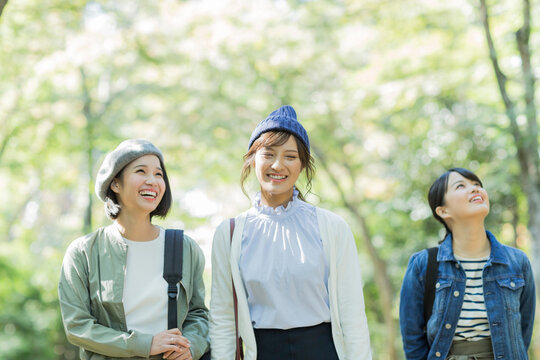 笑顔の3人の女性
