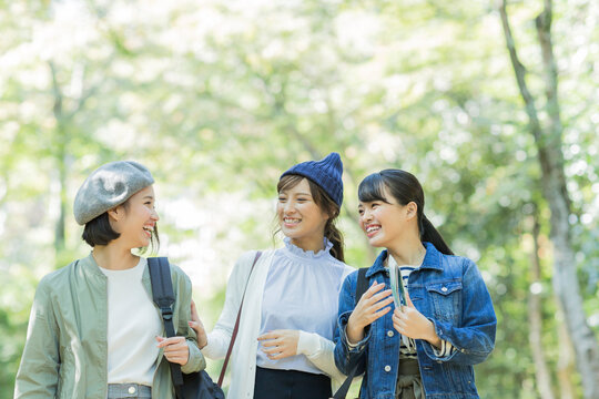 笑顔の3人の女性