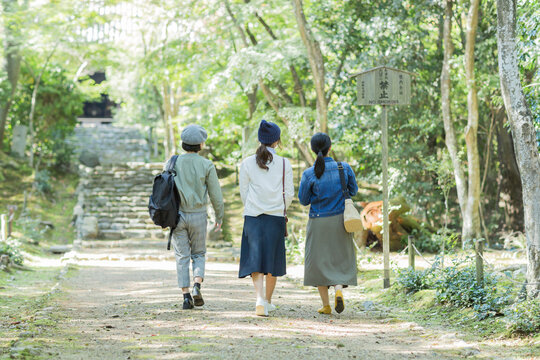 参道を歩く3人の女性