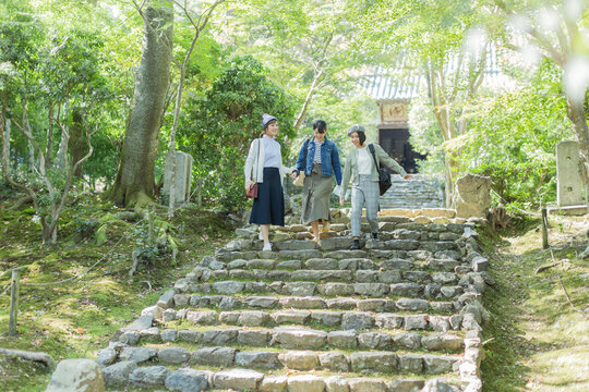 参道を歩く3人の女性
