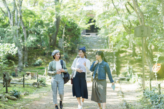 参道を歩く3人の女性