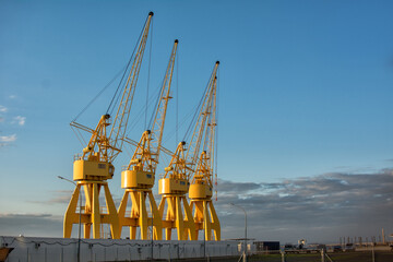 grúas de puerto, astilleros, barcos, elevadores © Claudio Castillo