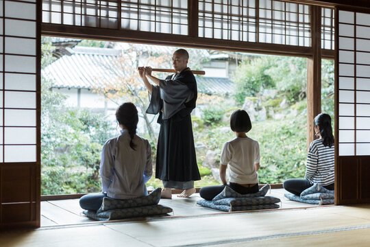 座禅をする若い女性
