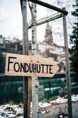 Panneau en Suisse Allemand au centre ville pour donner la direction à droite d'un chalet  avec de...