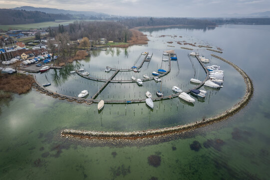 Port de Faoug sur les bords du lac de Morat en Suisse en vue aérienne
