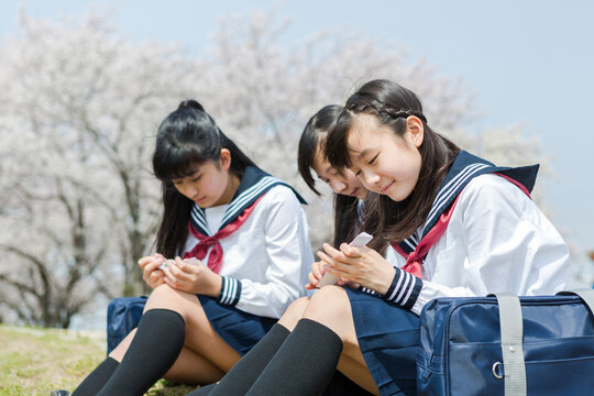 単語帳で勉強する女子校生