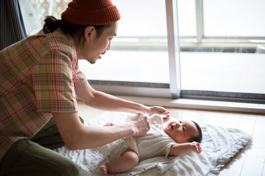 あかちゃんの着替えをする父親