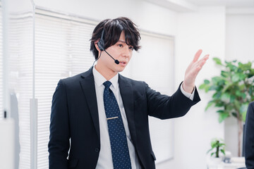 ビジネスセミナーの先生をする男性