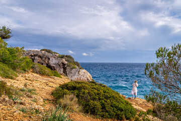Fototapeta na wymiar Urlauber am Felsen Mallorca Mittelmeer Küste bei Es Pontas