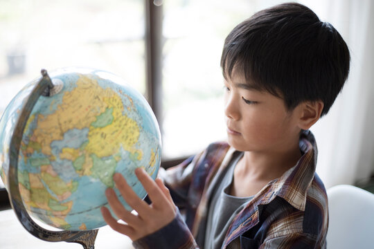 地球儀を見る男の子
