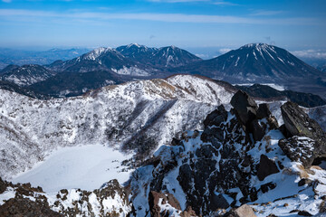 冬の日光白根山山頂から五色沼、日光男体山を臨む
