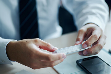 暗記をしている男子高生の手