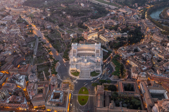 Fototapeta Aerial view of Altare della Patria in Venezia Square at night in Rome downtown, Lazio, Italy.