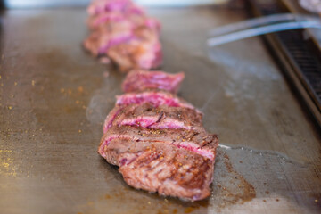 ビーフステーキを切る