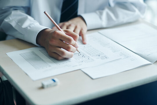 教室で模試を受ける男子高生の手元