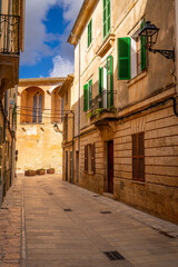 Häuser und Kirchen auf der Insel Mallorca | Spanien