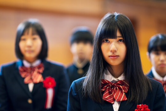 卒業式をする学生