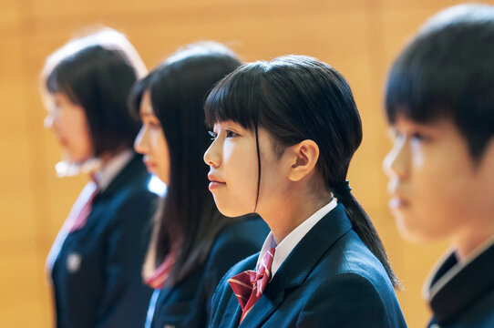 体育館で整列をする学生の横顔