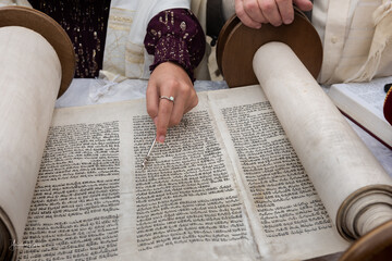 Reading the Torah using a pointer or yad