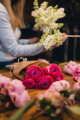 Floristinnen im Blumenladen bei der Arbeit