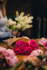 Floristinnen im Blumenladen bei der Arbeit