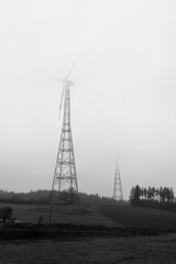 Gittermastturm einer Windkraftanlage im Nebel