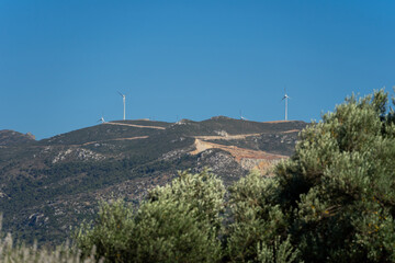 Grecka góra z wiatrakami
