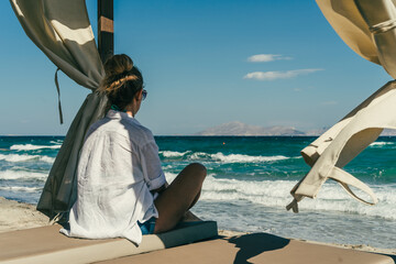 Fototapeta Kobieta relaksuje się nad Morzem Egejskim, Wyspa Kos obraz