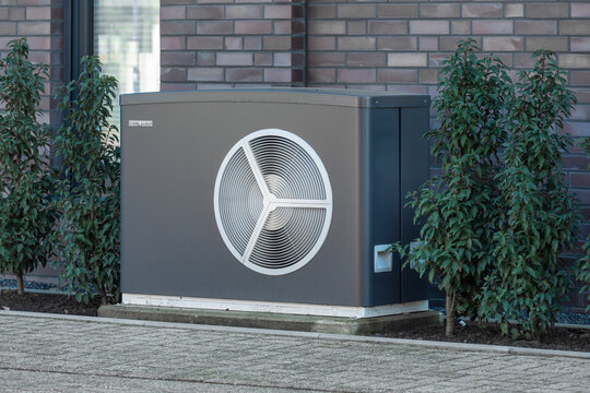 Luft-Wasser-W&auml;rmepumpe von Stiebel Eltron im grauen Geh&auml;use