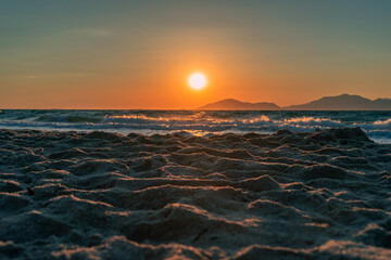 Grecka plaża o zachodzie słońca