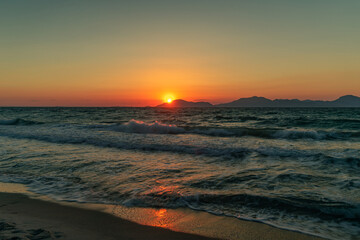 Grecki zachód słońca nad Morzem Egejskim na Wyspie Kos.