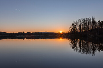 Obraz premium Beautiful sunrise on the lake