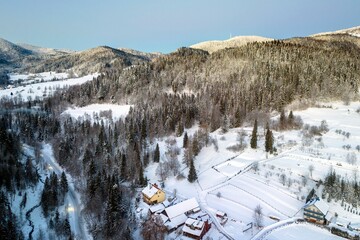 Zimowy, śnieżny poranek w Gorcach w miejscowości Szczawa