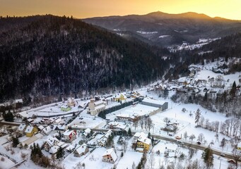 Zimowy, śnieżny poranek w Gorcach w miejscowości Szczawa
