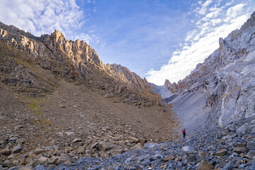 caminando en la montaña