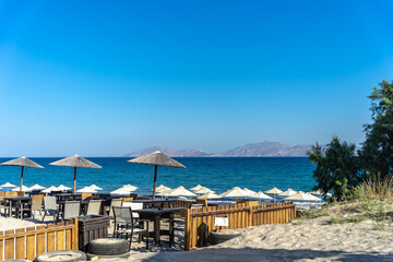 Kawiarnia na plaży z widokiem na morze Egejskie i okoliczne wyspy.