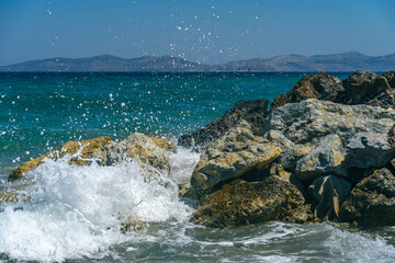 Fototapeta na wymiar Fale uderzają w skały, Morze Egejskie