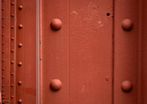 pilares de metal en dos planos