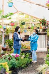 Mujeres ecuatorianas haciendo compra / venta de macetas en un vivero local. Mujer emprendedora latino americana.