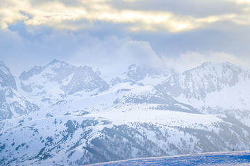 Fototapeta na wymiar Chaîne de montagne, les Pyrénées sous la neige et les nuages