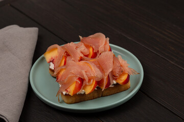 Toast with prosciutto and peach