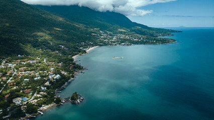 Obraz premium Ilhabela Ilha Litoral Paulista São Paulo Brasil Praia São Sebastião Veleiro Barco Barcos Oceano Mar Marina Iate Viagem Turismo Natureza Costa Tropical Paraíso Porto Feiticeira Castelhanos Verão Sol 