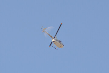 Fototapeta na wymiar Helicóptero de policía pasando por la luna