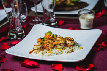 cena romántica deliciosos camarones en cama de arroz en restaurante lujoso camarones jack