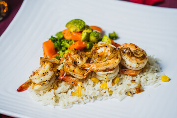 cena romántica deliciosos camarones en cama de arroz en restaurante lujoso camarones jack